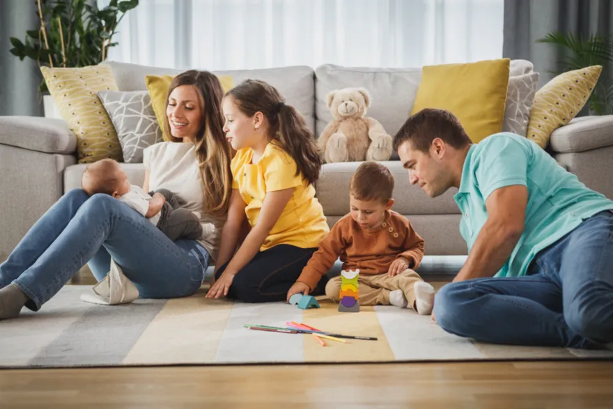 Familia tranquila en el salón de casa
